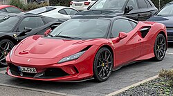 Ferrari F8 Tributo de perfil en exhibición
