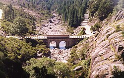 Puente tradicional sobre el río Arado