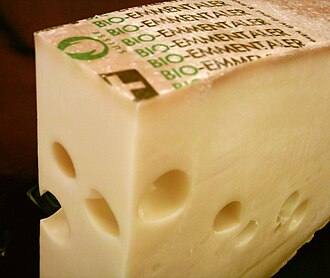 Queso Emmental con sus característicos agujeros