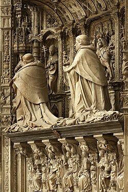 Detalle de esculturas en el interior del templo