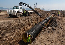 Instalación de tubería de polietileno de alta densidad en un proyecto de drenaje pluvial en México.