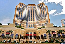Exterior de un casino iluminado en Las Vegas