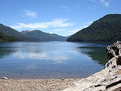 Vista panorámica del Lago Hermoso rodeado de bosques andino patagónicos.