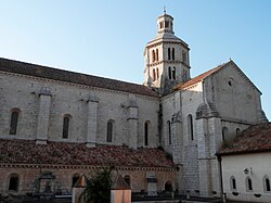 Fachada exterior de la iglesia abacial