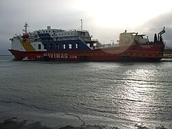 Ferry de la naviera operando en las rutas australes de Chile