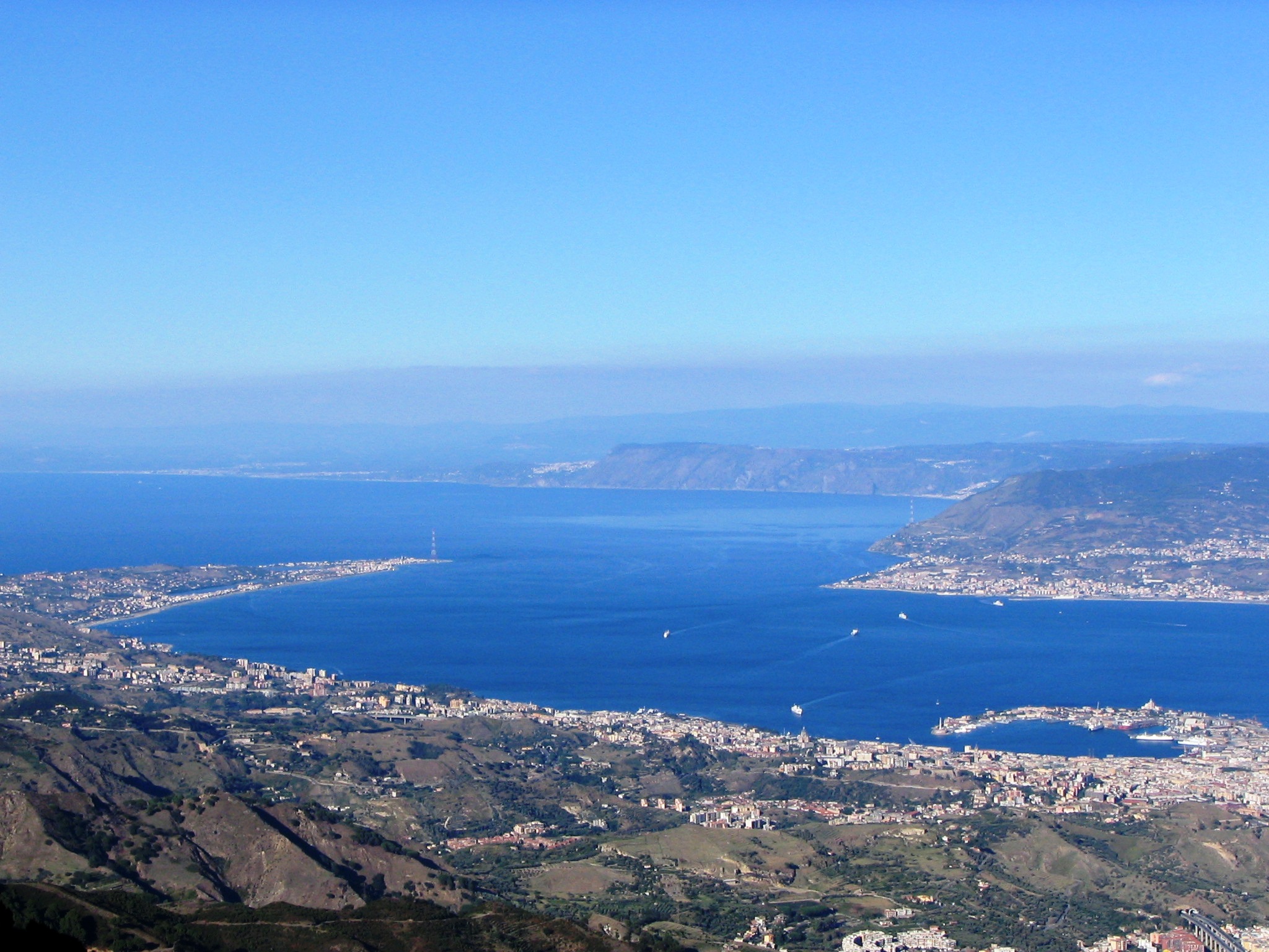 Vista satelital del Estrecho de Mesina