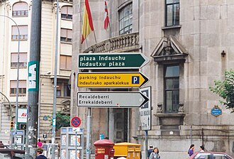Señal de tráfico bilingüe