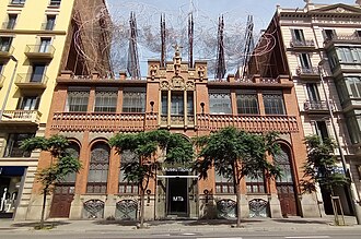 Detalle de la fachada principal del edificio modernista
