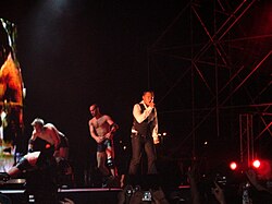 Tiziano Ferro en plena actuación en vivo