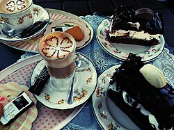 Porción de tarta de oreo acompañada de una taza de café en Cantabria