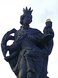 Escultura monumental dedicada a la mártir en espacios públicos