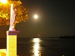 Paisaje nocturno en el muelle fluvial de El Banco.