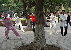 Personas practicando taichí en espacios públicos de Lanzhou