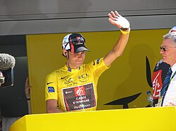 Óscar Pereiro luciendo el maillot amarillo en el podio