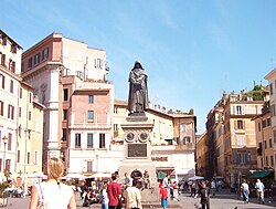 Vista del Campo de' Fiori con el monumento a Giordano Bruno en el centro y el Palazzo Orsini Pio Righetti al fondo