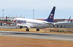 Aeronave comercial aterrizando en la pista