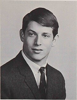 Fotografía en blanco y negro de Al Gore joven en el anuario de la escuela St. Albans de 1965.