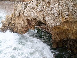 Erosión provocada por la acción marina en Sitges, España.