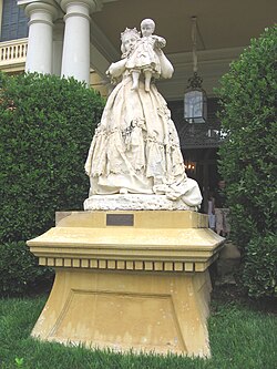 Isabel II con el Príncipe de Asturias, obra de Agapito Vallmitjana