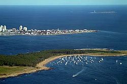 Vista aérea o distante de la Isla Gorriti, la Península y la Isla de Lobos