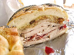 Sándwich elaborado con ingredientes alusivos a las festividades de Acción de Gracias.