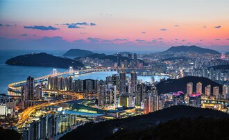 Panorámica general de la ciudad metropolitana de Busan con su entorno urbano y montañoso.