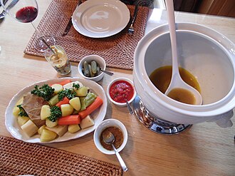 Presentación separada del caldo y de las carnes con verduras