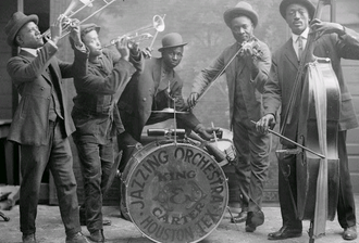 Músicos de jazz interpretando instrumentos en un entorno urbano
