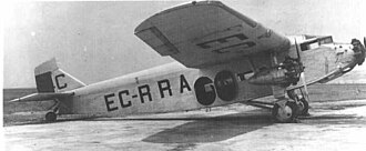 Avión Ford Trimotor en tierra.