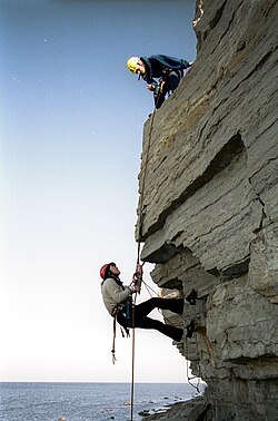 Entrenamiento de montañismo en un entorno al aire libre para desarrollar habilidades de supervivencia y escalada.