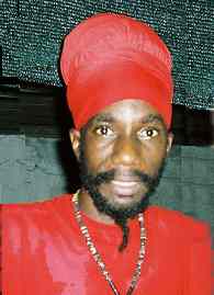 Rastafariano Sizzla llevando turbante
