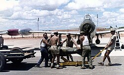 Avión F-84 en la base aérea de Luanda