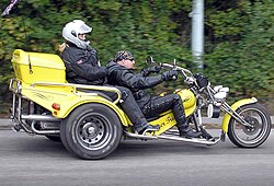 Trimoto en desplazamiento durante un evento en Inglaterra