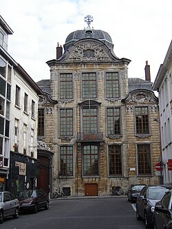 Fachada de la sede de la Real Academia de la Lengua y Literatura Neerlandesa