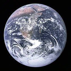 Fotografía de la Tierra conocida como La canica azul tomada desde la nave espacial Apolo 17 en 1972.