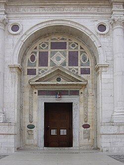 Entrada del Templo Malatestiano en Rímini