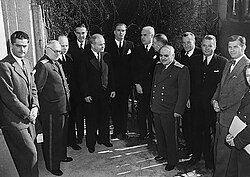 Diplomáticos y asesores reunidos en el Palacio de Livadia.