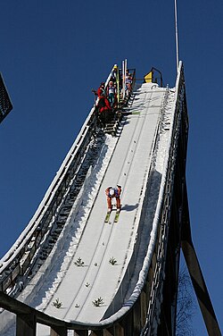Salto con esquíes en Salpausselkä en Lahti, Finlandia en 2010