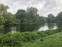 Vista del gran lago artificial en el jardín del palacio