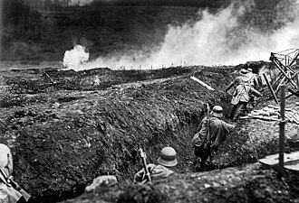 Fotografía histórica de una trinchera durante un conflicto armado.