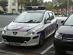 Vehículo patrulla en la comisaría de Arcachón