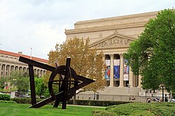 Fachada monumental y detalles arquitectónicos de los Archivos de Estados Unidos