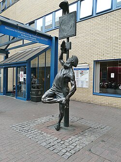 Escultura El Mensajero de Allan Sly