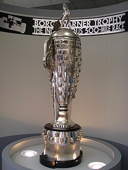 Detalle del prestigioso trofeo Borg Warner.