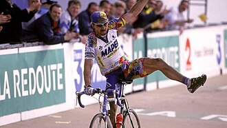 Ciclistas compitiendo en la París-Roubaix 2000
