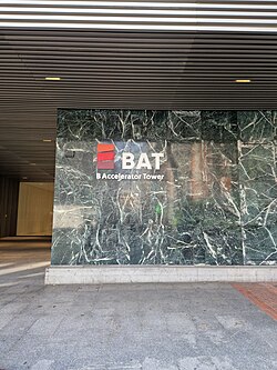 Logotipo de BAT en la entrada de la Torre Bizkaia