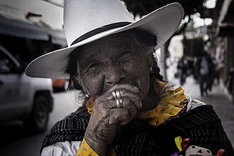 Vendedora de artesanías sobre las calles