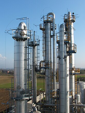Columnas de destilación en una planta industrial