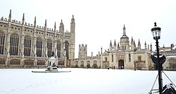 Vista del King's College con nieve