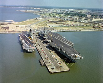 Portaaviones navegando en mar abierto